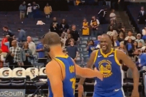 卡位战取胜！追梦赛后和库里撞胸激情庆祝