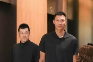 kaiyun体育平台-易建联昨天和王仕鹏一共出席活动 阿联退役后反而瘦了？