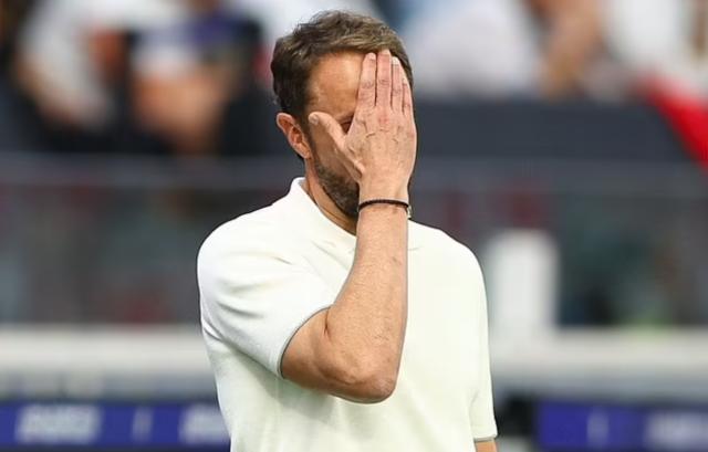 开云体育服务-南门的三狮浑身是病：中场该洗牌，凯恩也成了问题！